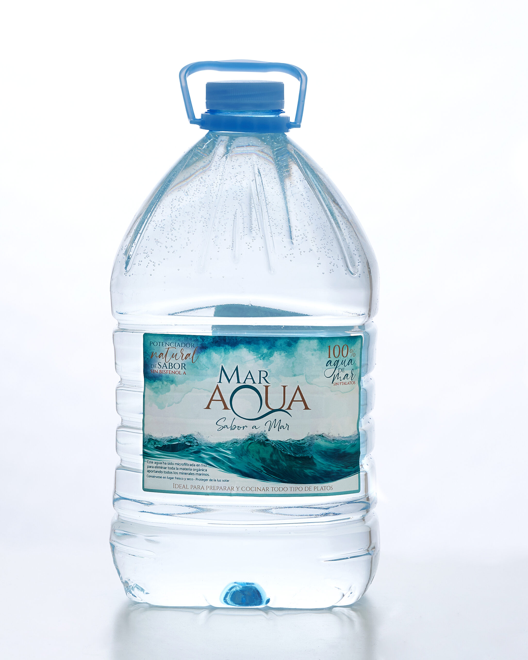 Te presentamos nuestro formato en envase de plástico de agua de mar hipertónica 5 litros, ligero y resistente, lo que facilita su manejo en la cocina.