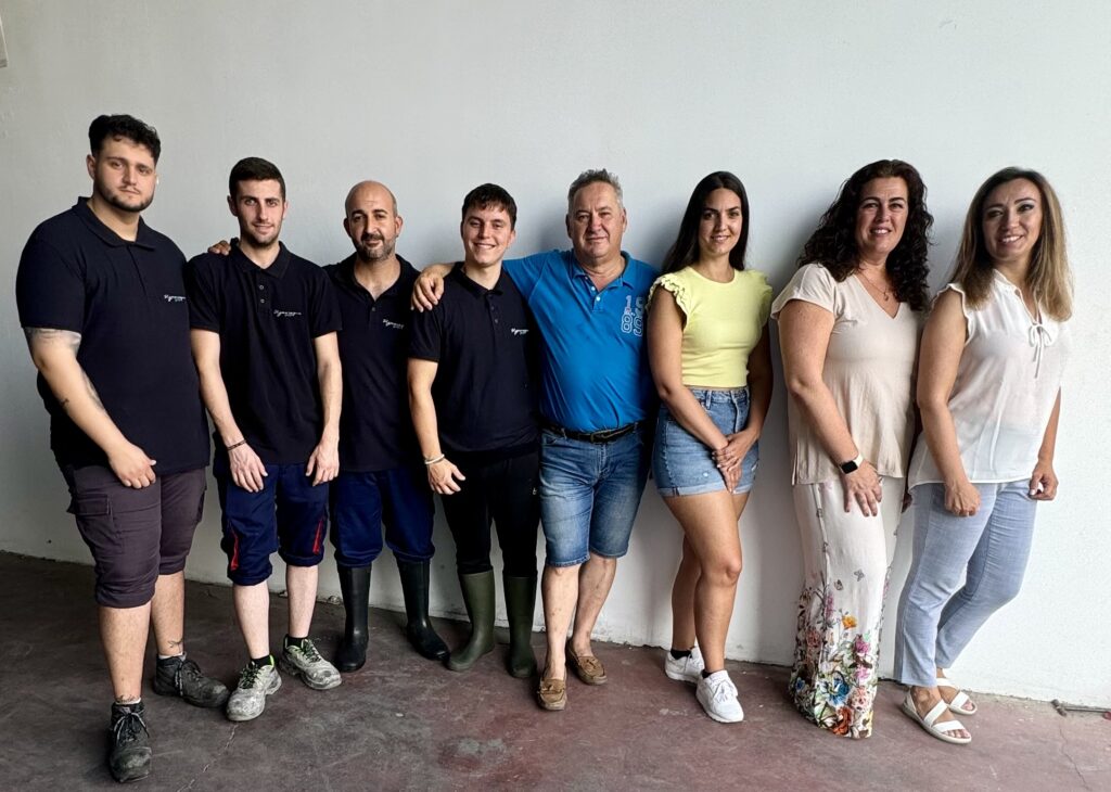 Nuestro equipo de expertos se dedica a la captación, envasado y comercialización de agua de mar, garantizando productos de alta calidad.