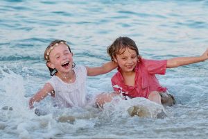 agua de mar para niños y adolescentes