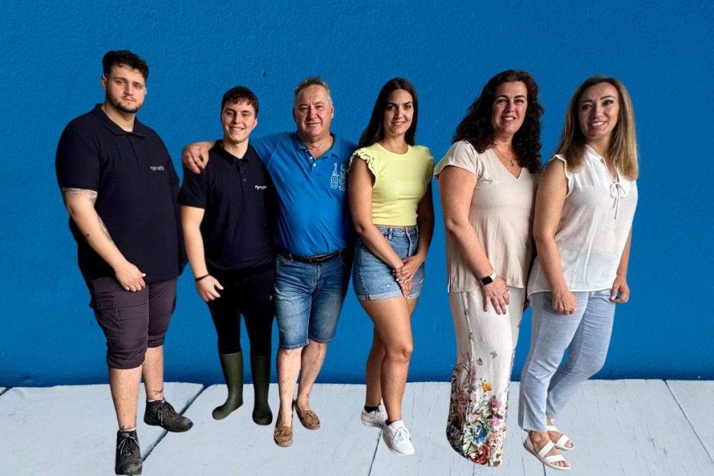 Nuestro equipo de expertos se dedica a la captación, envasado y comercialización de agua de mar, garantizando productos de alta calidad.