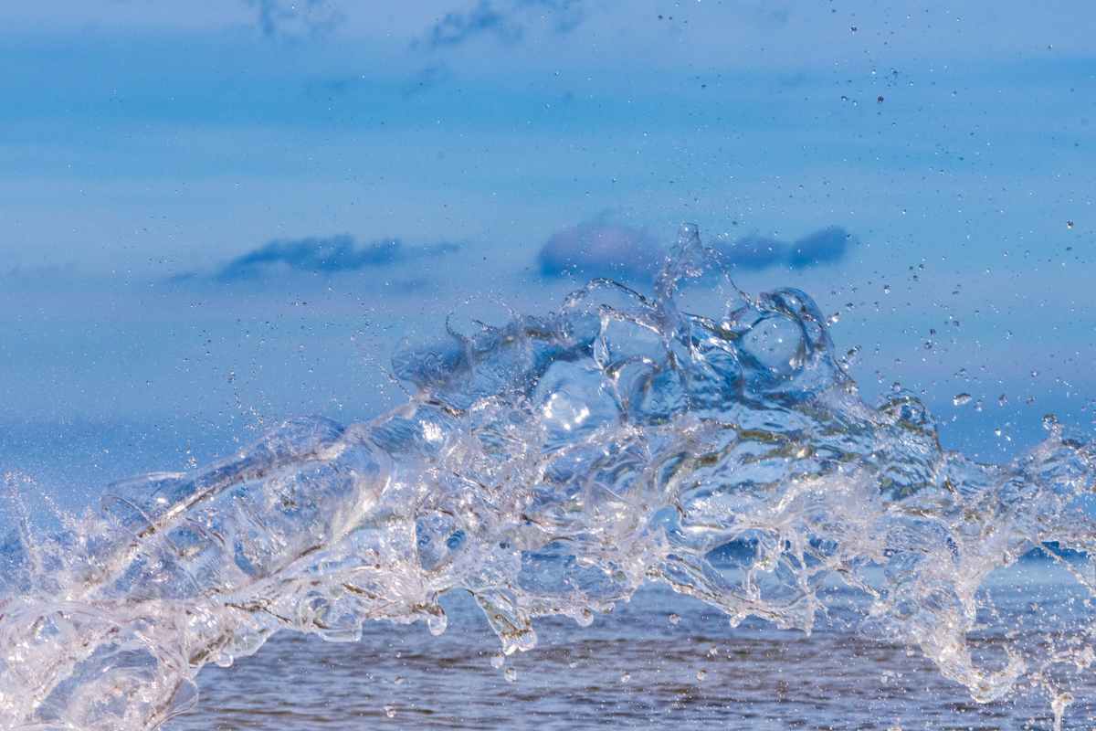 Agua de mar embotellada vs cogerla de la playa: ¿cuál es la mejor opción?